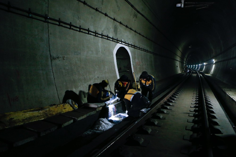 凤凰镇铁路运营隧道病害现状